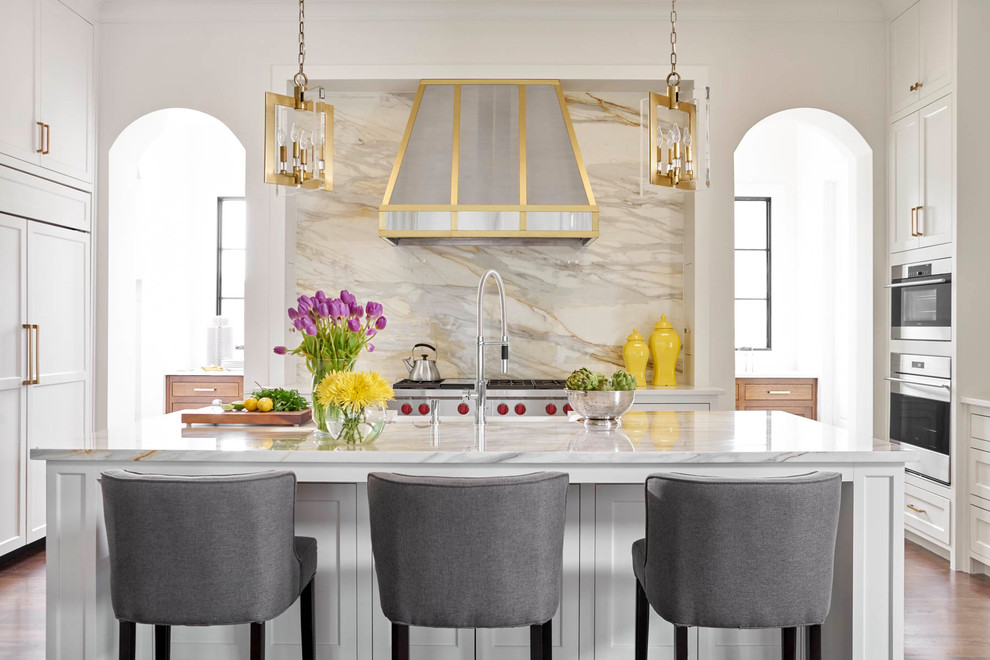 Esempio di una cucina mediterranea con ante in stile shaker, ante bianche, paraspruzzi grigio, paraspruzzi in lastra di pietra, parquet scuro e pavimento marrone