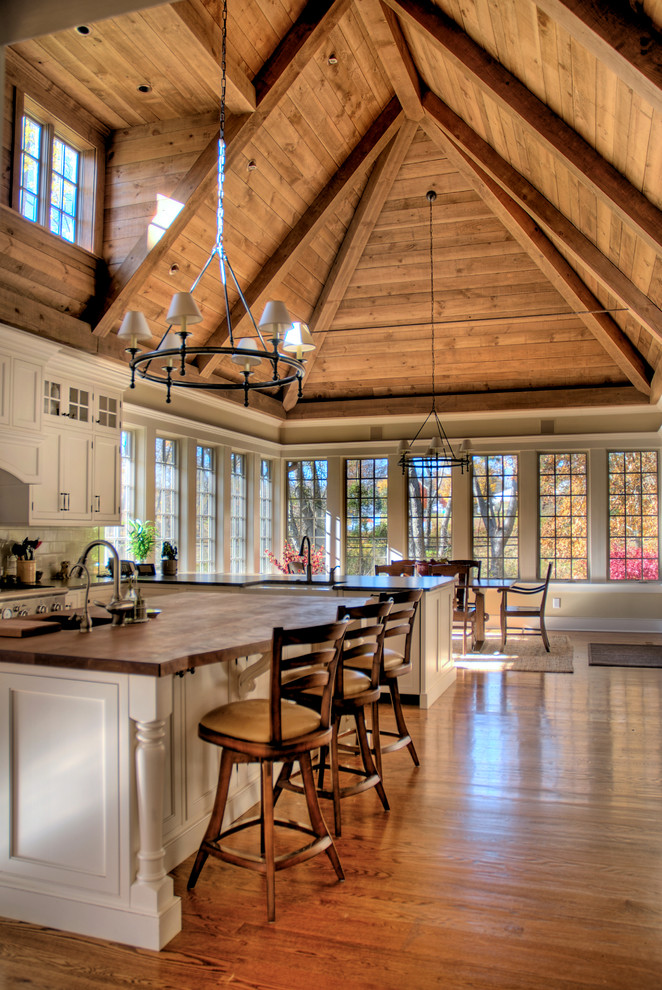 Стильный дизайн: кухня в классическом стиле с деревянной столешницей - последний тренд