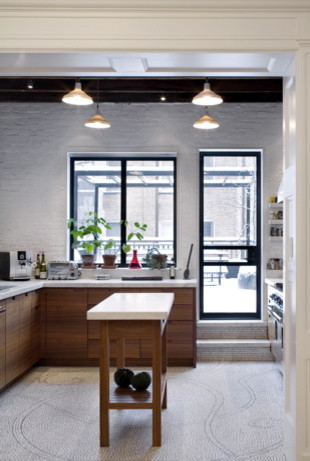 ニューヨークにあるお手頃価格の小さなコンテンポラリースタイルのおしゃれなキッチン (アンダーカウンターシンク、フラットパネル扉のキャビネット、中間色木目調キャビネット、大理石カウンター、白いキッチンパネル、レンガのキッチンパネル、シルバーの調理設備、セメントタイルの床、白い床) の写真