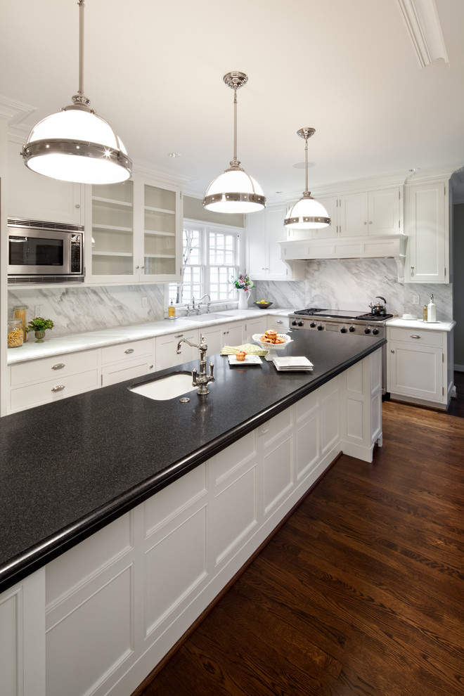 Klassische Küche mit Unterbauwaschbecken, Granit-Arbeitsplatte und Rückwand aus Stein in Portland