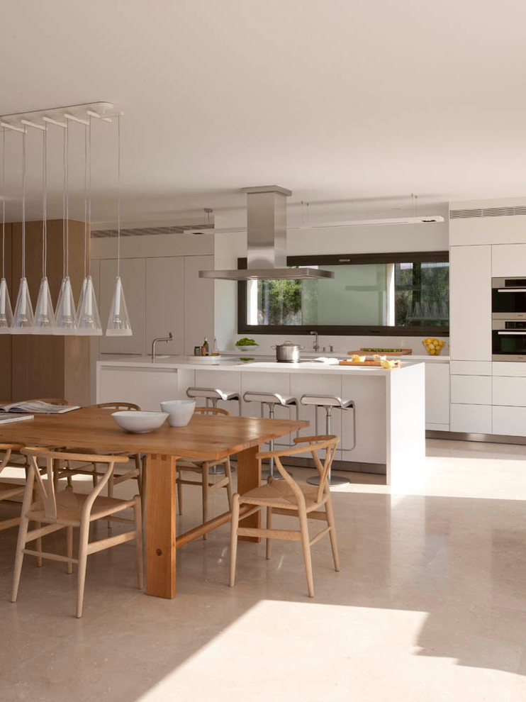 Foto di una grande cucina moderna con lavello integrato, top in quarzo composito, paraspruzzi bianco, elettrodomestici in acciaio inossidabile, pavimento in marmo e ante bianche