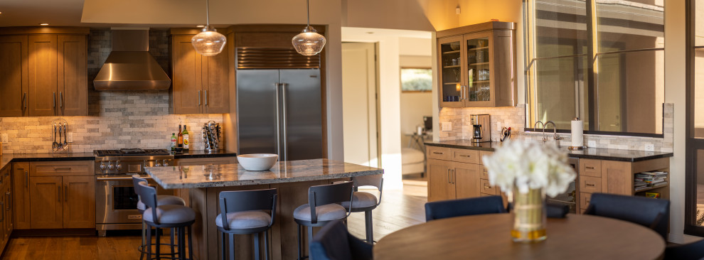 Moderne Wohnküche mit Schrankfronten im Shaker-Stil, Küchengeräten aus Edelstahl und Kücheninsel in Phoenix