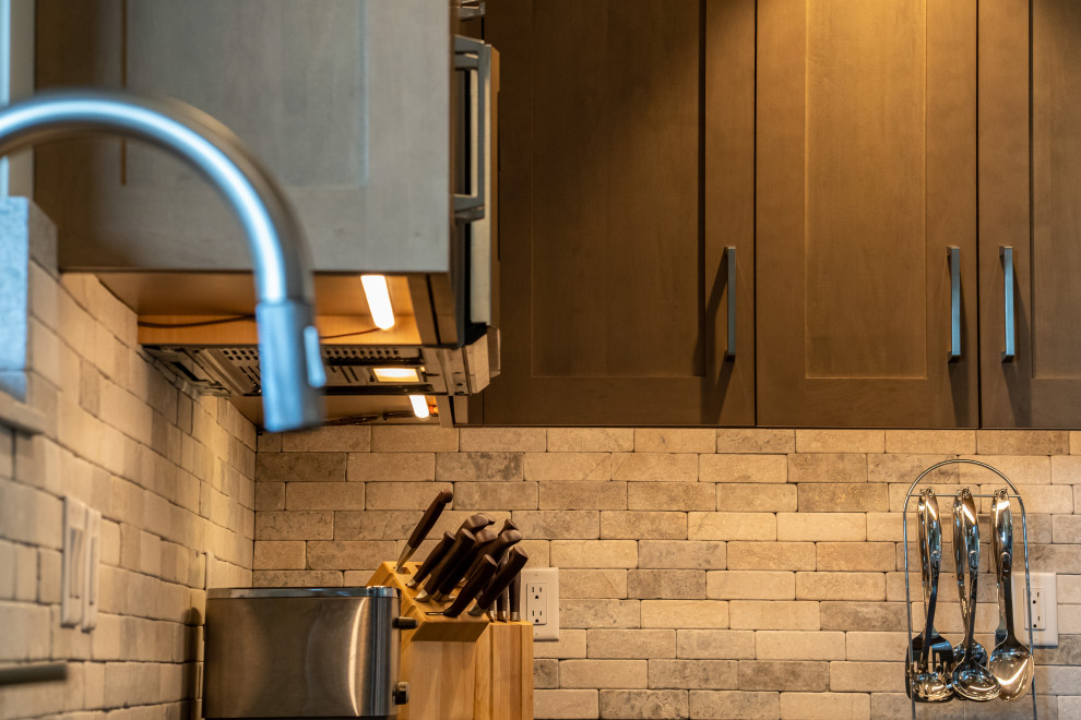 Foto de cocina comedor actual con armarios estilo shaker, electrodomésticos de acero inoxidable y una isla