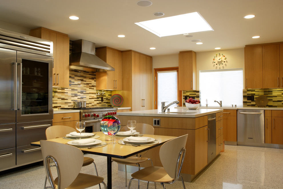 Inspiration for a modern kitchen remodel in Los Angeles with stainless steel appliances