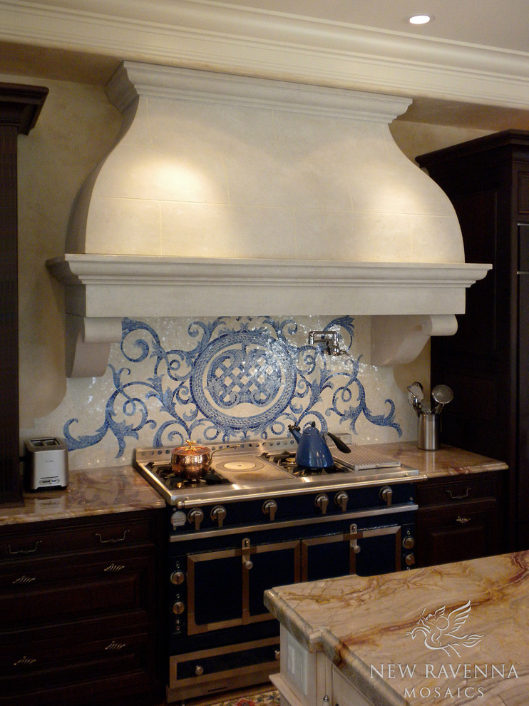 Immagine di una cucina chic con ante in legno bruno, top in marmo e paraspruzzi blu