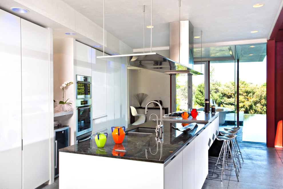 サンタバーバラにあるコンテンポラリースタイルのおしゃれなキッチン (パネルと同色の調理設備) の写真