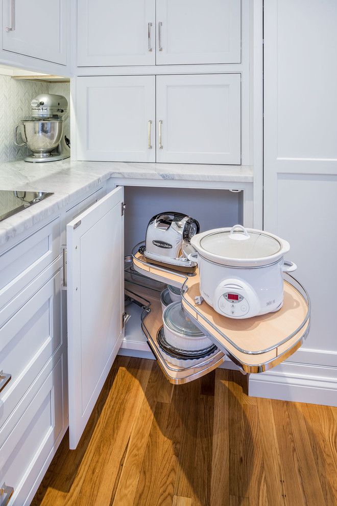 Immagine di una piccola cucina design con ante in stile shaker e ante bianche