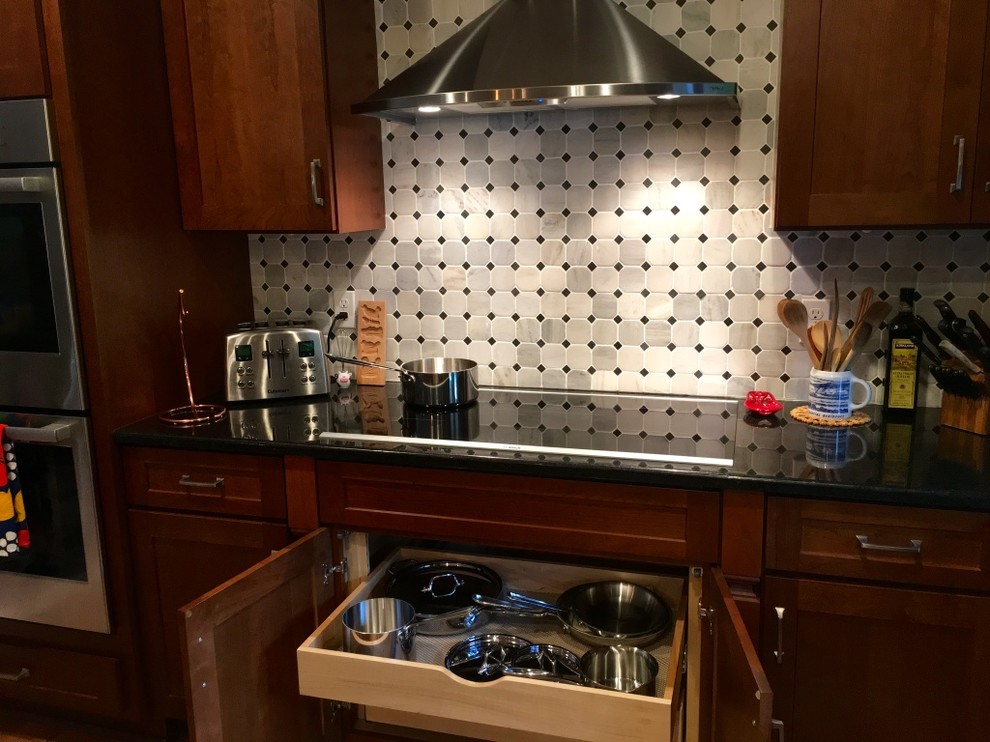 Accessible storage under cooktop Traditional Kitchen Minneapolis