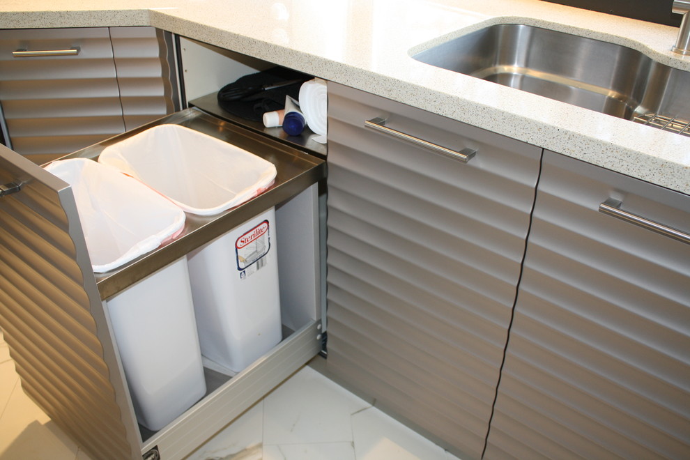 На фото: кухня среднего размера в современном стиле с накладной мойкой и серыми фасадами с