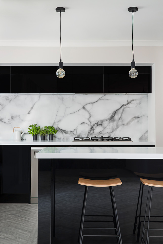 Idee per una cucina minimalista di medie dimensioni con lavello a doppia vasca, ante lisce, ante nere, paraspruzzi bianco, paraspruzzi in marmo, elettrodomestici in acciaio inossidabile, pavimento in vinile, pavimento grigio e top bianco