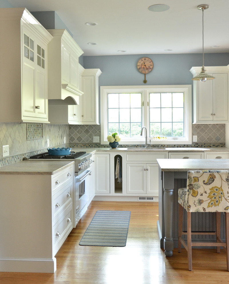 Klassische Küche mit Kassettenfronten, Granit-Arbeitsplatte und Kücheninsel in Boston