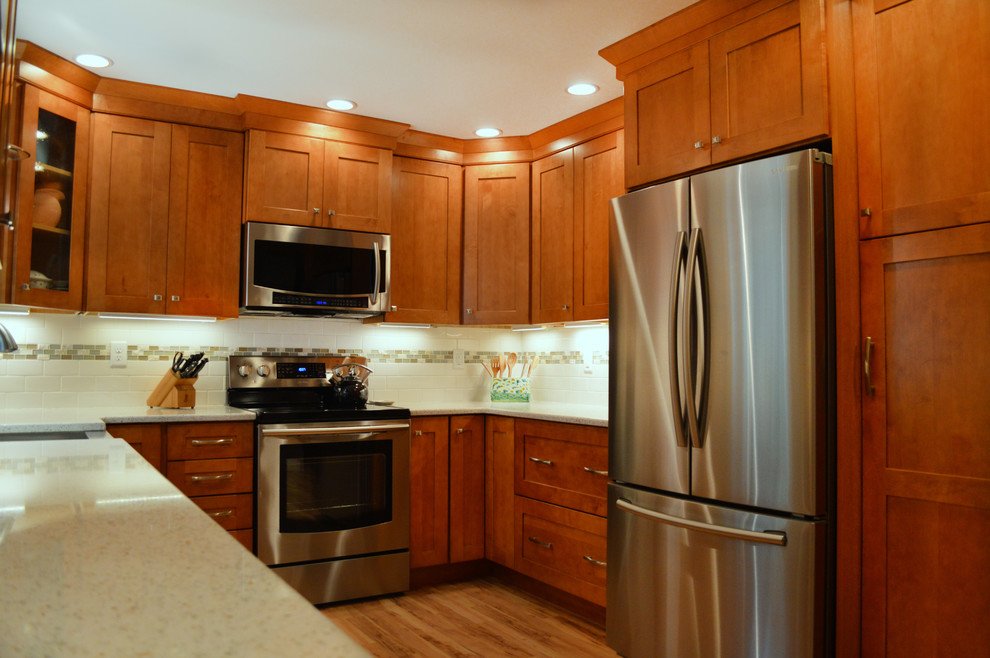 Exempel på ett mellanstort klassiskt vit vitt kök, med en rustik diskho, skåp i shakerstil, skåp i mellenmörkt trä, bänkskiva i återvunnet glas, vitt stänkskydd, stänkskydd i tunnelbanekakel, rostfria vitvaror och mellanmörkt trägolv