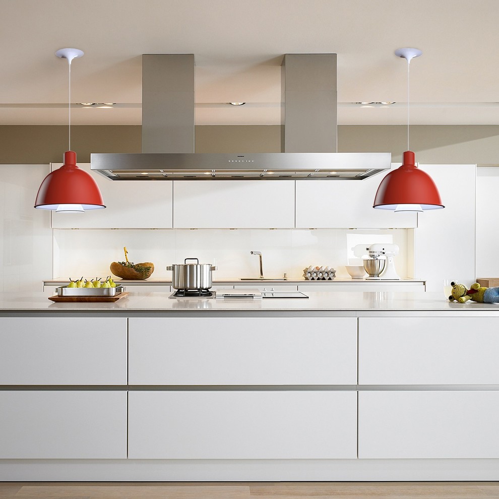 Immagine di una cucina minimalista di medie dimensioni con lavello integrato, ante lisce, ante bianche, top in acciaio inossidabile, elettrodomestici in acciaio inossidabile e parquet chiaro