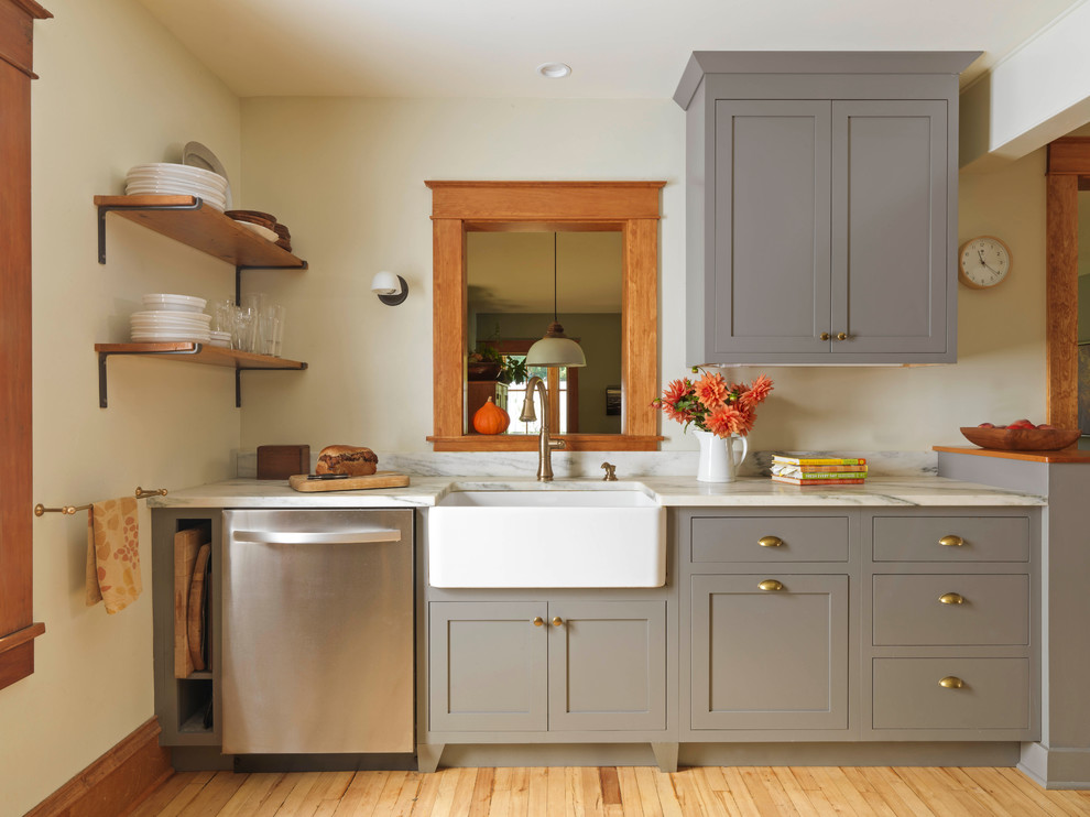 Bild på ett avskilt, mellanstort lantligt linjärt kök, med en rustik diskho, grå skåp, marmorbänkskiva, rostfria vitvaror, ljust trägolv, skåp i shakerstil och stänkskydd i sten