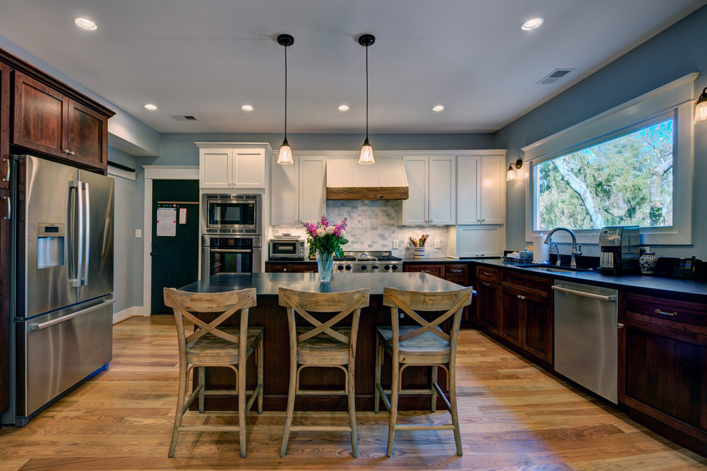 Exempel på ett mellanstort modernt kök, med luckor med infälld panel, vita skåp, granitbänkskiva, flerfärgad stänkskydd, rostfria vitvaror, ljust trägolv och en köksö