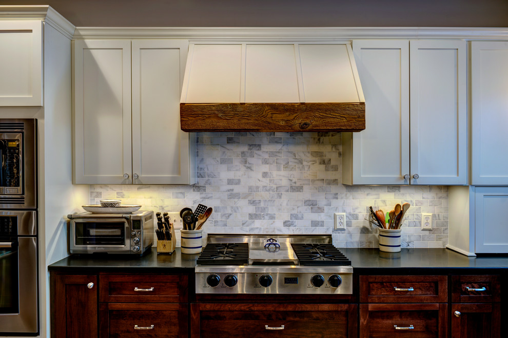 Idéer för att renovera ett mellanstort funkis kök, med luckor med infälld panel, vita skåp, granitbänkskiva, flerfärgad stänkskydd, rostfria vitvaror, ljust trägolv och en köksö