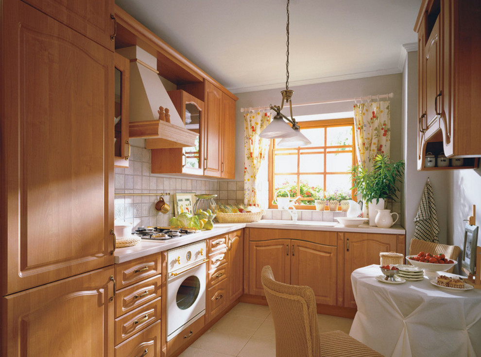 Bild på ett mellanstort vintage kök, med en nedsänkt diskho, luckor med upphöjd panel, skåp i mellenmörkt trä, bänkskiva i kvarts, beige stänkskydd, stänkskydd i keramik, vita vitvaror, klinkergolv i keramik och beiget golv
