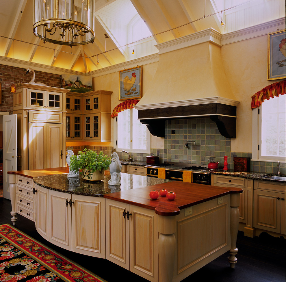На фото: кухня в классическом стиле с деревянной столешницей, фасадами с выступающей филенкой, светлыми деревянными фасадами, зеленым фартуком и техникой под мебельный фасад с