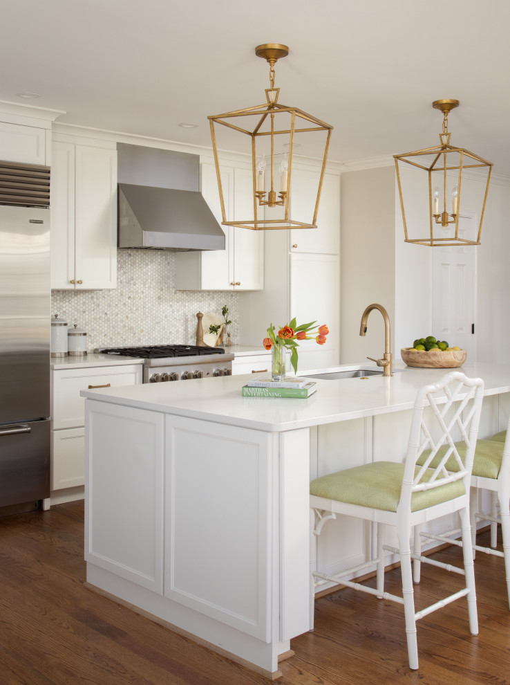 Foto di una cucina chic di medie dimensioni con lavello sottopiano, ante in stile shaker, ante bianche, paraspruzzi grigio, elettrodomestici in acciaio inossidabile, pavimento marrone e top bianco