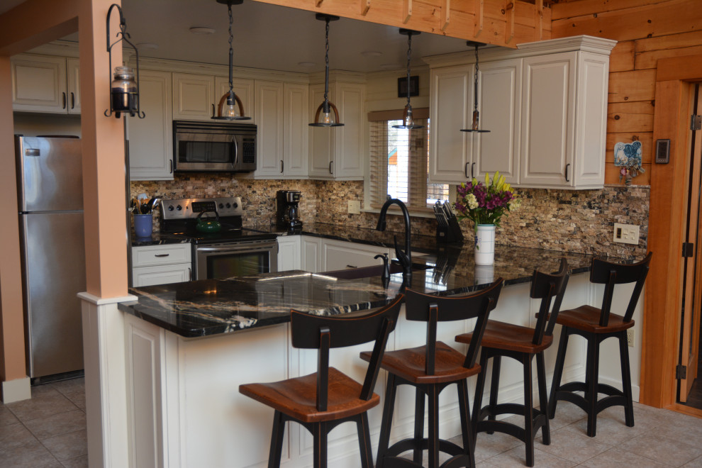 Idéer för att renovera ett mellanstort vintage svart svart kök, med en rustik diskho, luckor med upphöjd panel, vita skåp, granitbänkskiva, brunt stänkskydd, stänkskydd i stickkakel, rostfria vitvaror, klinkergolv i keramik, en halv köksö och flerfärgat golv