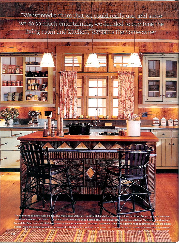 Foto på ett rustikt kök och matrum, med en undermonterad diskho, öppna hyllor och gröna skåp