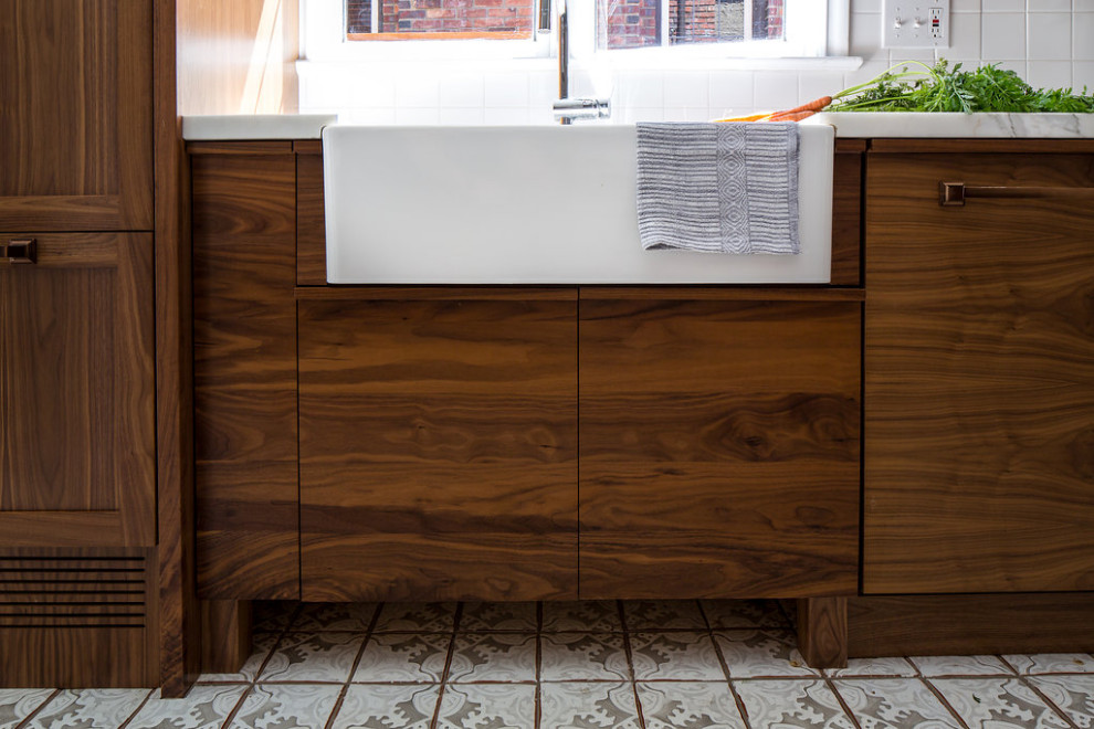 Ejemplo de cocina clásica renovada con puertas de armario de madera en tonos medios y encimera de mármol