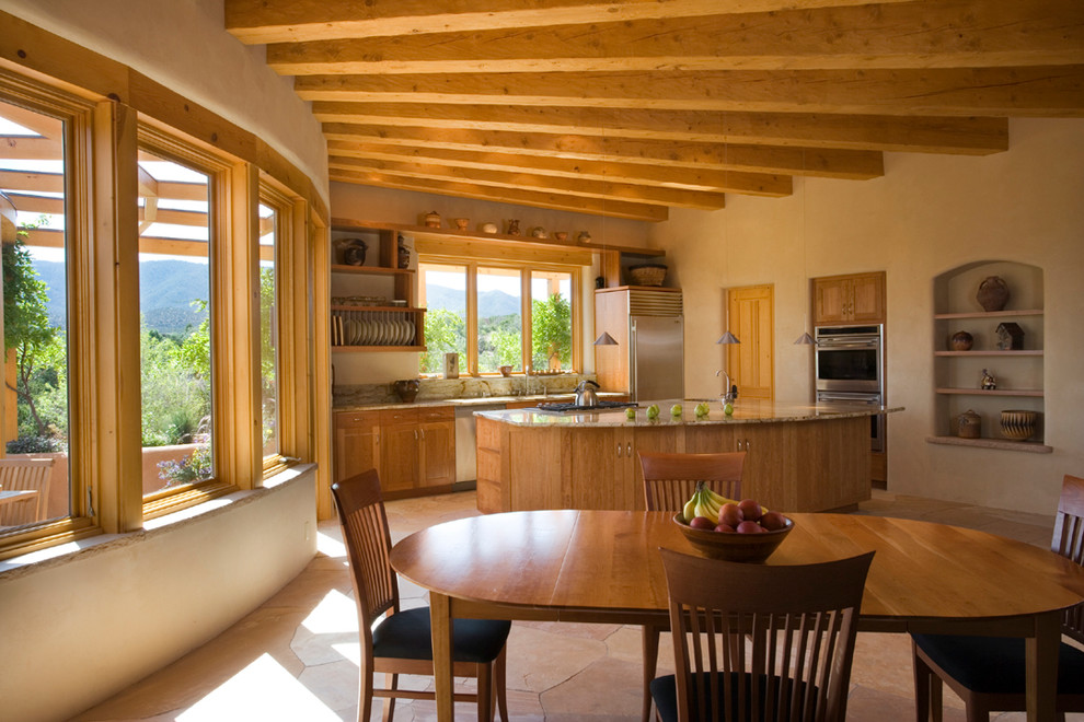 Стильный дизайн: кухня в стиле фьюжн с обеденным столом, фасадами в стиле шейкер, фасадами цвета дерева среднего тона, техникой из нержавеющей стали и окном - последний тренд
