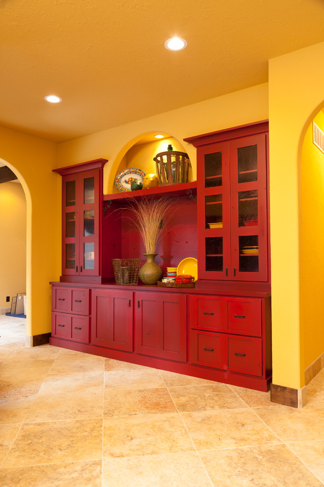 Idée de décoration pour une cuisine sud-ouest américain avec un placard à porte plane et des portes de placard rouges.