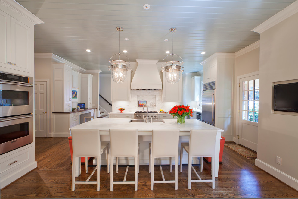 シャーロットにあるトラディショナルスタイルのおしゃれなキッチン (落し込みパネル扉のキャビネット、白いキッチンパネル、シルバーの調理設備) の写真