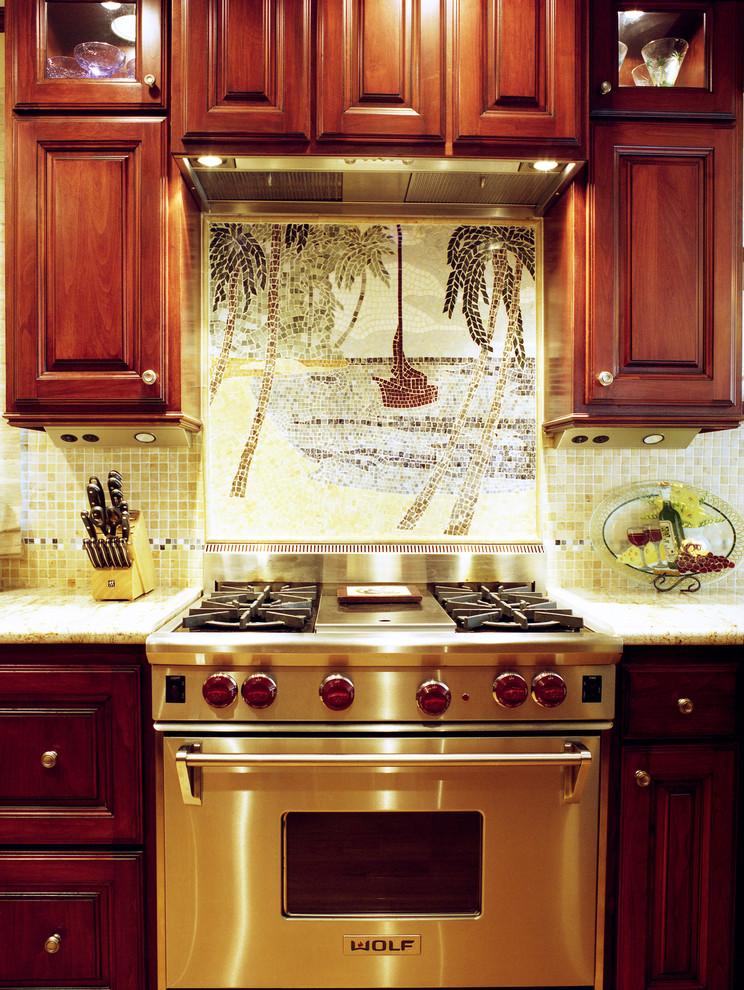Immagine di una grande cucina classica con paraspruzzi con piastrelle a mosaico, ante con bugna sagomata, ante in legno bruno, paraspruzzi multicolore e elettrodomestici in acciaio inossidabile