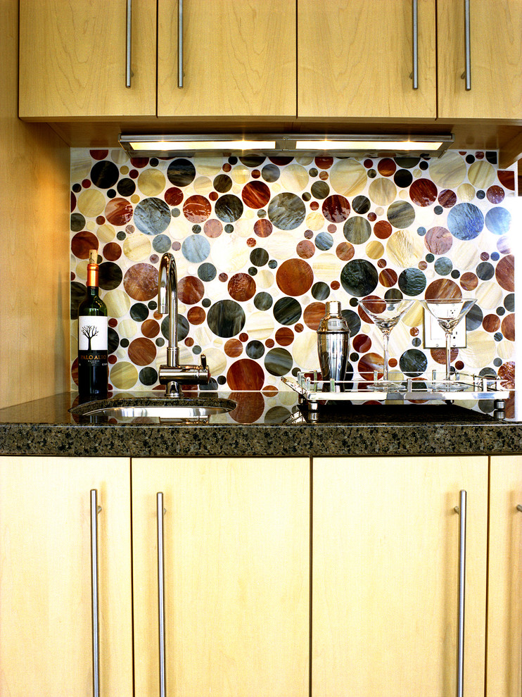 Diseño de cocina actual con armarios con paneles lisos, puertas de armario de madera clara, encimera de granito, salpicadero multicolor, salpicadero con mosaicos de azulejos y fregadero bajoencimera