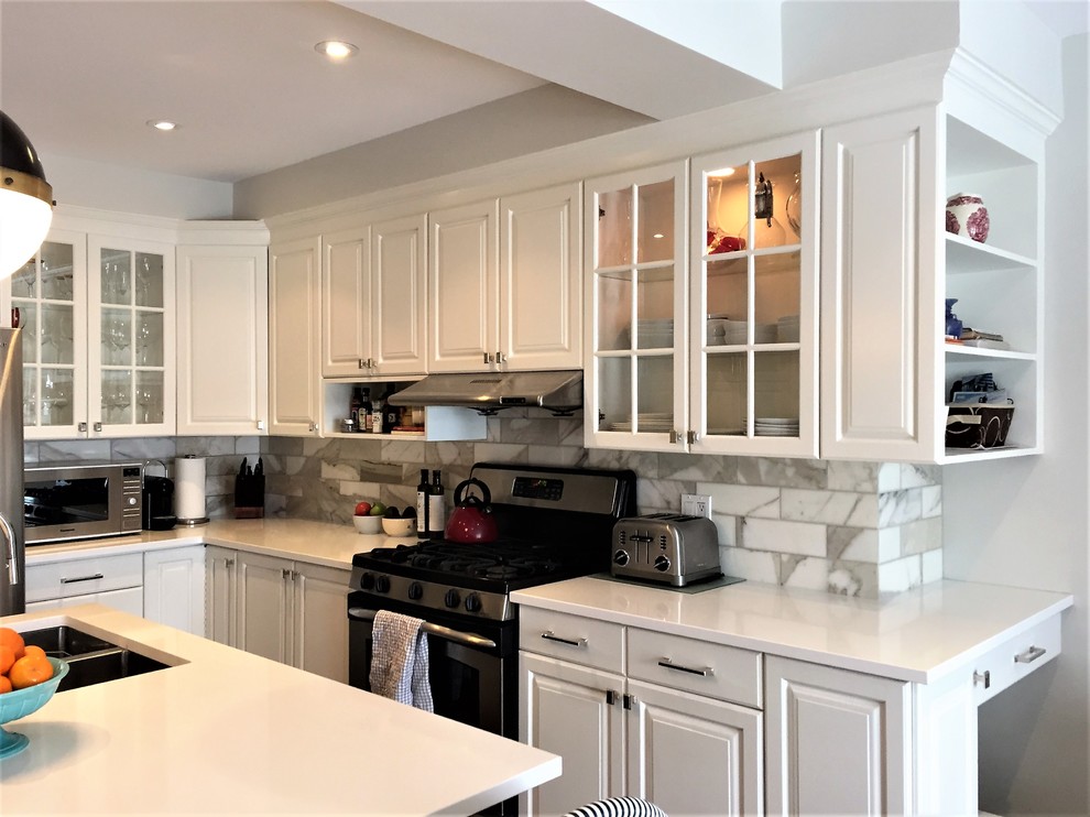 Modern inredning av ett litet vit vitt l-kök, med en undermonterad diskho, luckor med upphöjd panel, vita skåp, bänkskiva i kvartsit, vitt stänkskydd, stänkskydd i marmor, rostfria vitvaror, mellanmörkt trägolv, en köksö och brunt golv