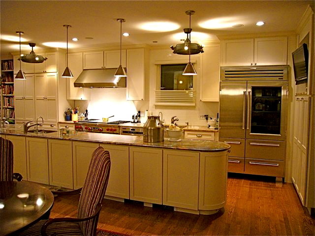 Zweizeilige Stilmix Wohnküche mit Unterbauwaschbecken, Schrankfronten im Shaker-Stil und beigen Schränken in St. Louis