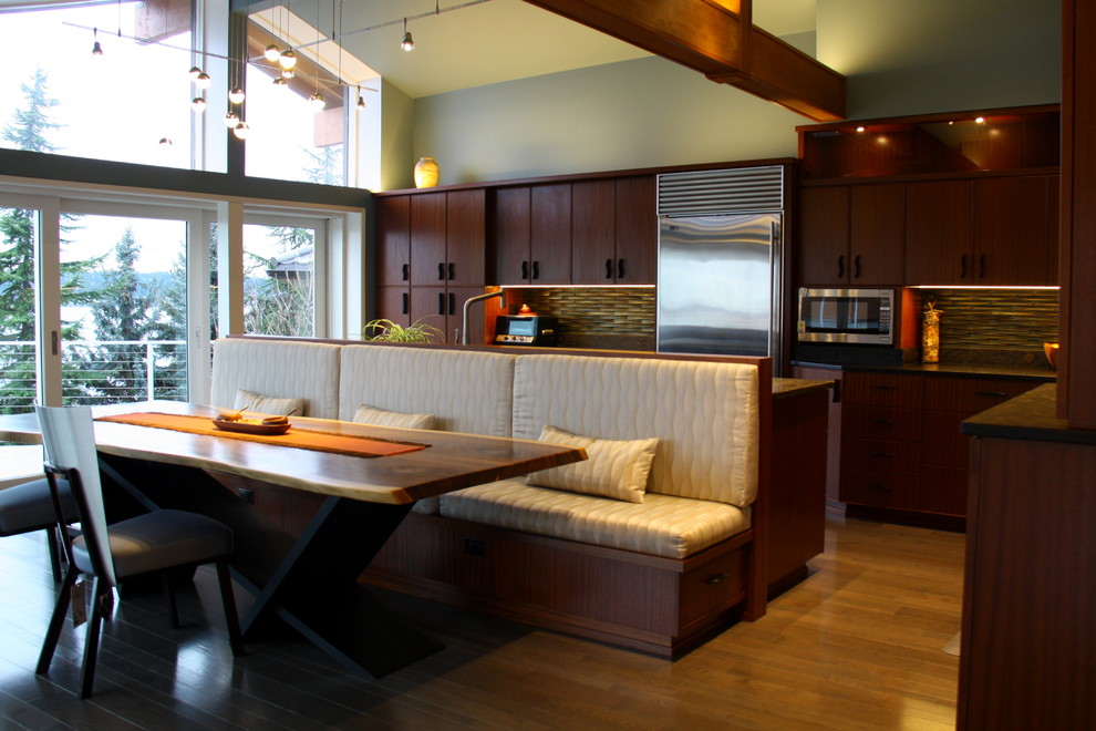 Cette image montre une grande cuisine ouverte parallèle design en bois foncé avec plan de travail en marbre et une crédence bleue.