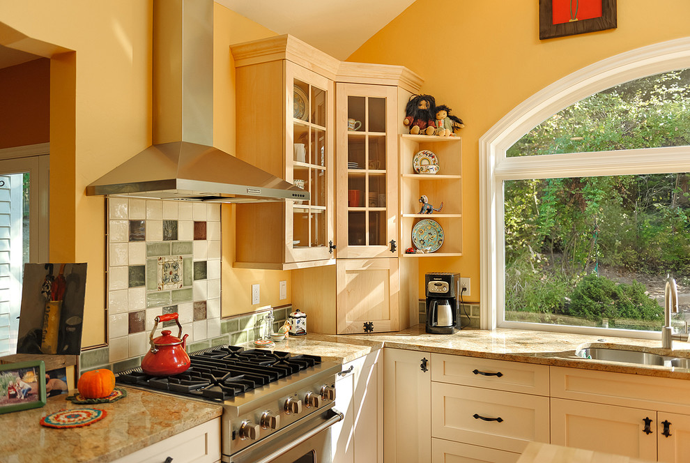 Exempel på ett lantligt kök och matrum, med en undermonterad diskho, skåp i shakerstil, granitbänkskiva, grönt stänkskydd, stänkskydd i keramik och rostfria vitvaror