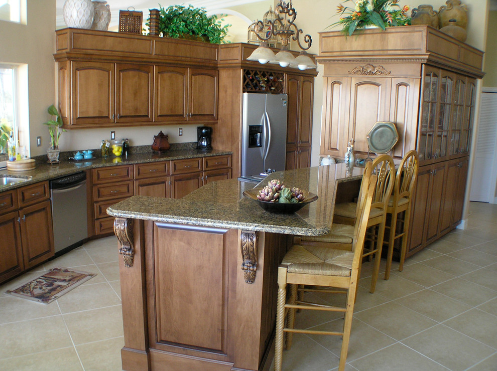 Exempel på ett mellanstort eklektiskt kök, med en undermonterad diskho, luckor med upphöjd panel, skåp i mellenmörkt trä, granitbänkskiva, beige stänkskydd, stänkskydd i sten, rostfria vitvaror, klinkergolv i keramik, en köksö och beiget golv