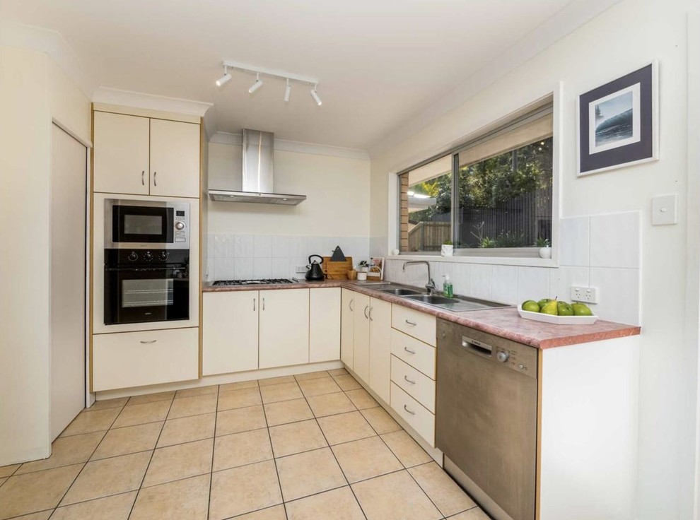 AFTER 'OCEAN SHORES' Kitchen Gold Coast Tweed by The Renovator