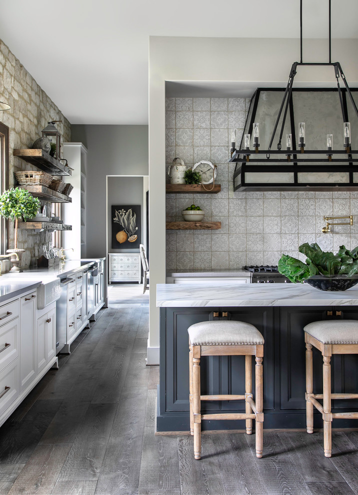 Inspiration för lantliga vitt kök, med en rustik diskho, luckor med profilerade fronter, vita skåp, en köksö och grått golv