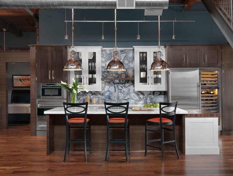 Example of an urban kitchen design in Chicago