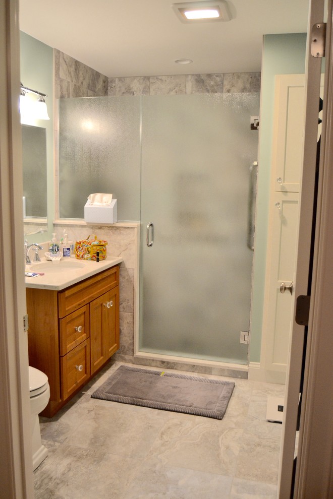 ボストンにあるお手頃価格の中くらいなトラディショナルスタイルのおしゃれな浴室 (フラットパネル扉のキャビネット、ターコイズのキャビネット、無垢フローリング) の写真