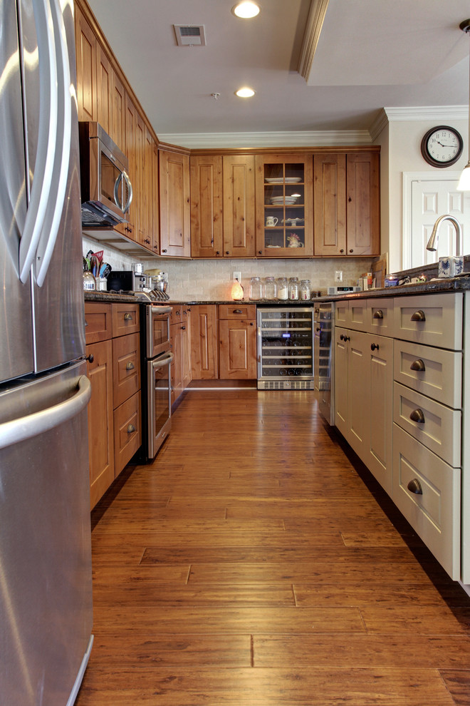 Ispirazione per una cucina rustica con parquet chiaro e pavimento marrone