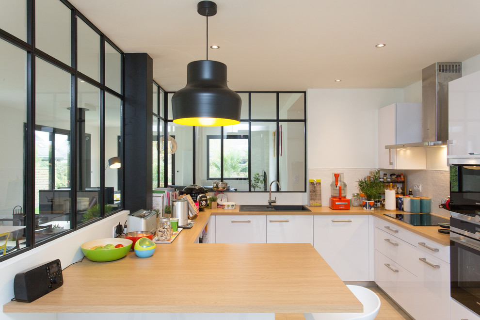 Inspiration for a contemporary kitchen in Rennes.