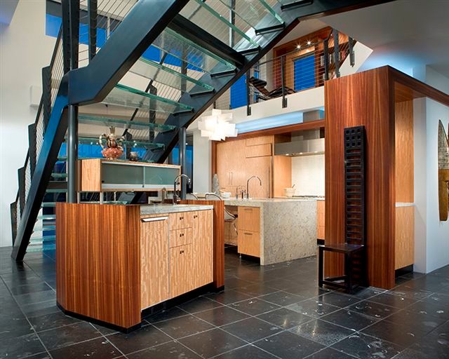 Bild på ett stort funkis kök, med en undermonterad diskho, släta luckor, skåp i ljust trä, bänkskiva i terrazo, vitt stänkskydd, rostfria vitvaror, klinkergolv i porslin och en köksö