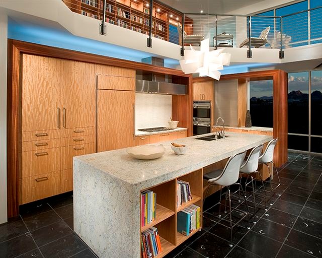 Foto på ett stort funkis kök, med en undermonterad diskho, släta luckor, skåp i ljust trä, bänkskiva i terrazo, vitt stänkskydd, rostfria vitvaror, klinkergolv i porslin och en köksö