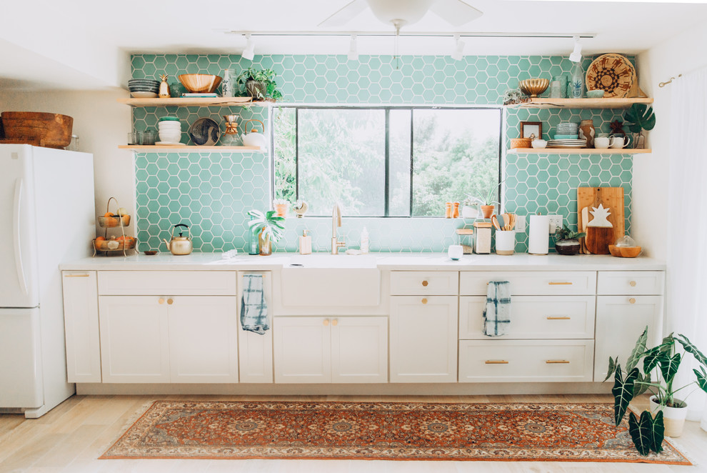 Foto de cocina clásica renovada de tamaño medio con salpicadero azul y salpicadero de azulejos de cerámica