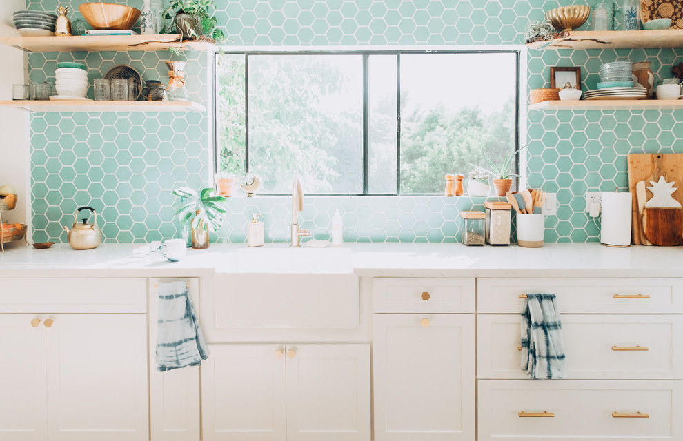 Mittelgroße Klassische Küche mit Küchenrückwand in Blau und Rückwand aus Keramikfliesen in Hawaii