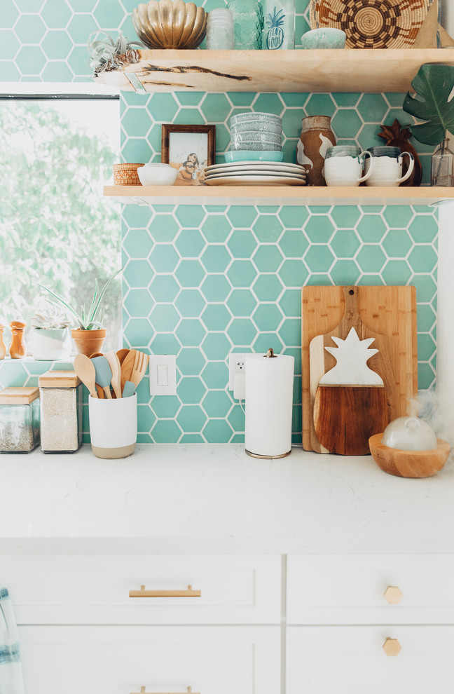 Mittelgroße Klassische Küche mit Küchenrückwand in Blau und Rückwand aus Keramikfliesen in Hawaii