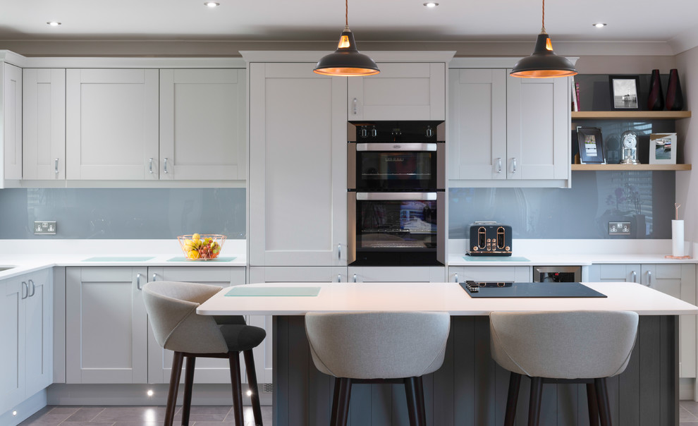 Airy open plan grey and white shaker style kitchen Modern Kitchen