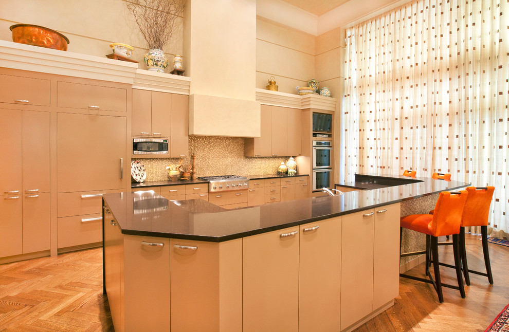 Стильный дизайн: кухня в современном стиле с плоскими фасадами, бежевыми фасадами, бежевым фартуком и фартуком из плитки мозаики - последний тренд