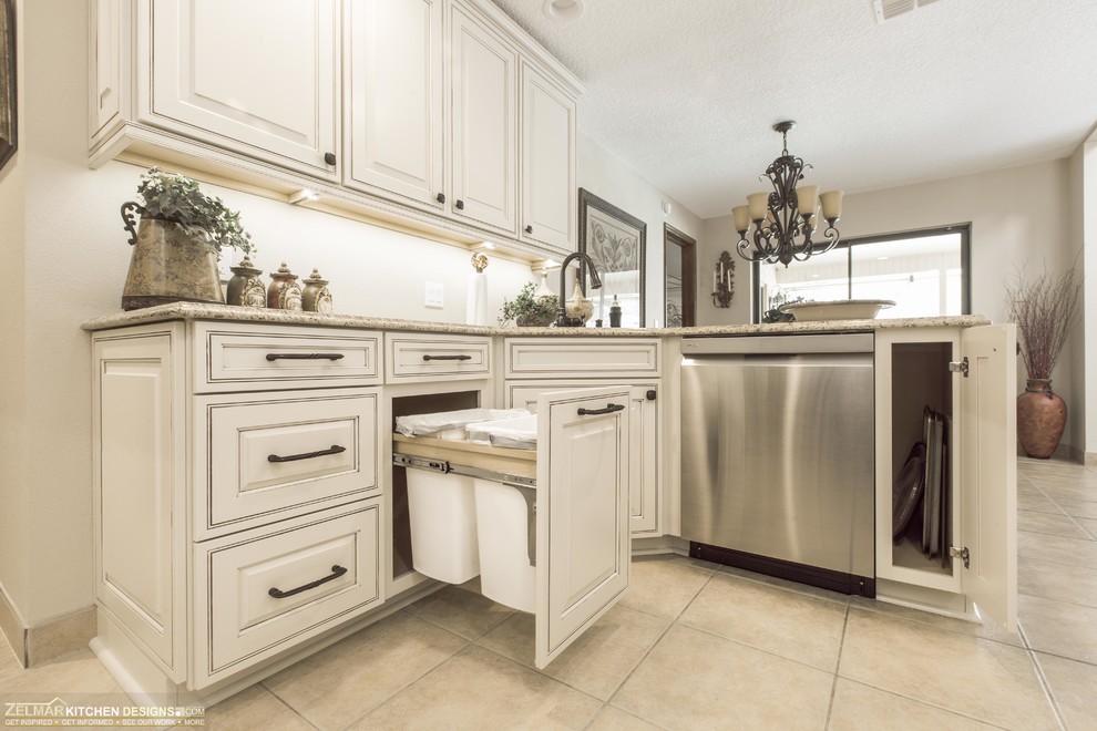 Foto di una cucina chic di medie dimensioni con lavello sottopiano, ante con bugna sagomata, ante beige, top in granito e nessuna isola